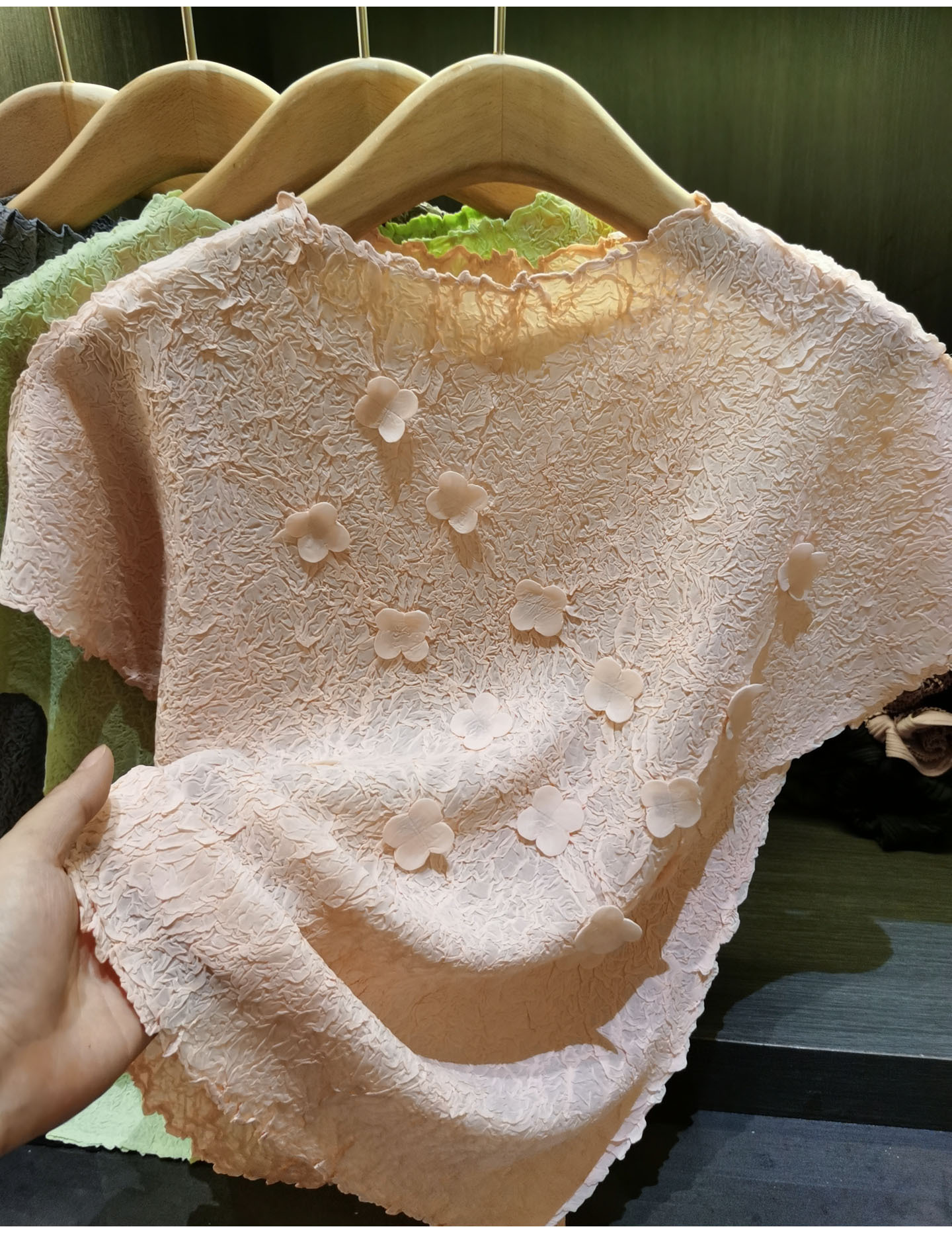 Áo thun nữ cổ cao tay ngắn xếp ly hoa tay thủ công, dáng suông thanh lịch — Xanh lá cây nhạtcolor, màu đen, màu sắc, màu hồng chi tiết 1