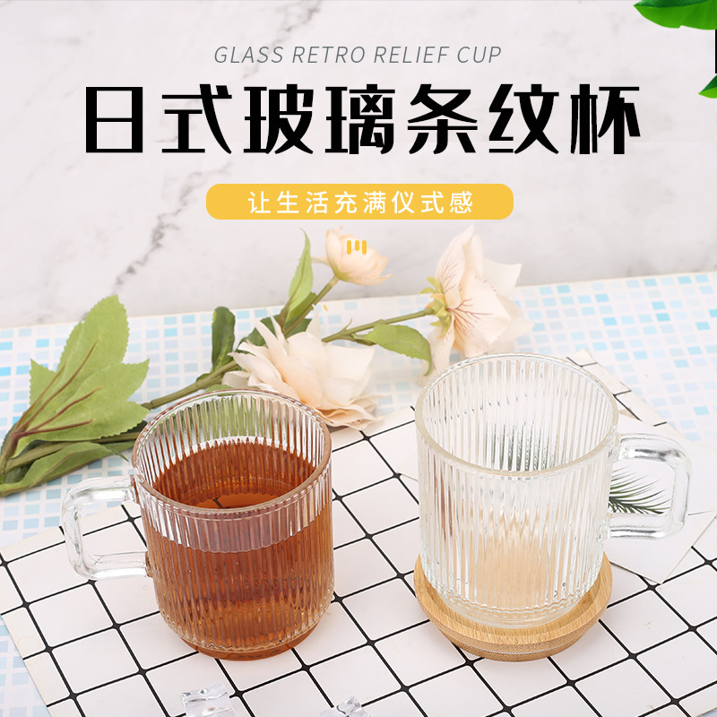 Taza de vidrio a rayas verticales con tapa de madera taza de café casera taza de bebida de leche taza de whisky de alto valor