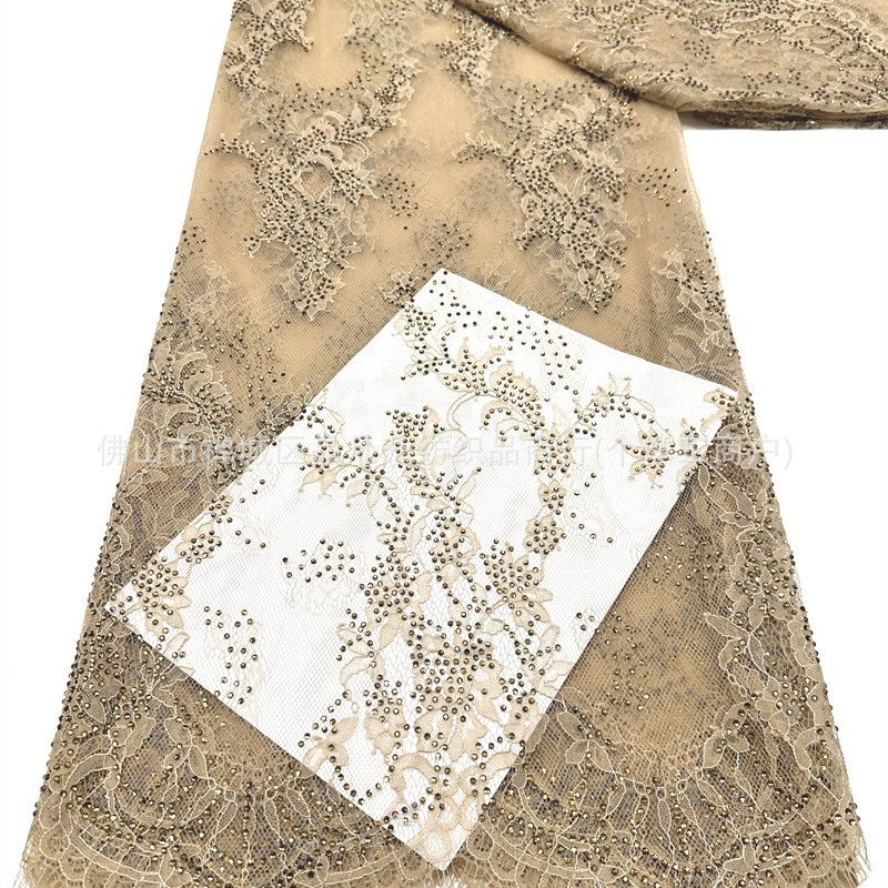 Tejido de malla de pestañas de encaje caliente flor retro hecha a mano verde diamante de cola de pez vestido de noche tela de boda en stock