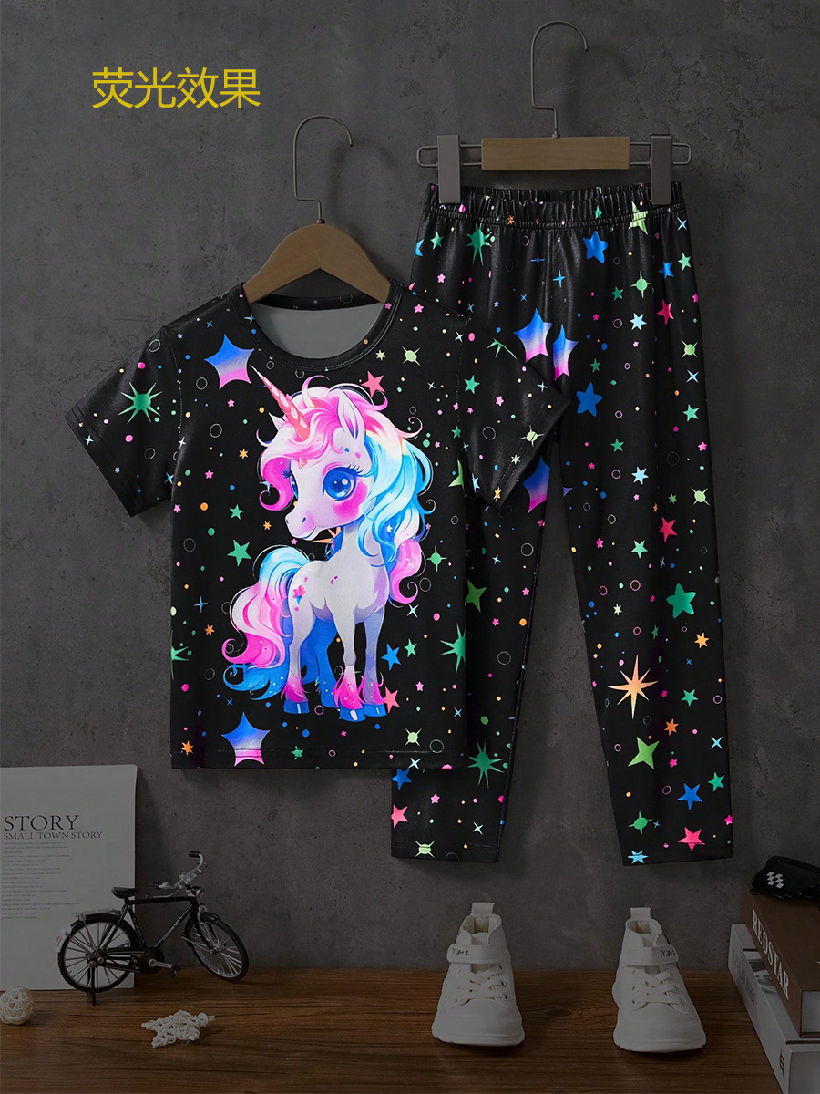 Ropa infantil transfronteriza, conjunto europeo y americano de primavera y verano, pantalón largo de manga corta, estampado fluorescente de unicornio de dibujos animados, stock europeo y americano disponible al por mayor.