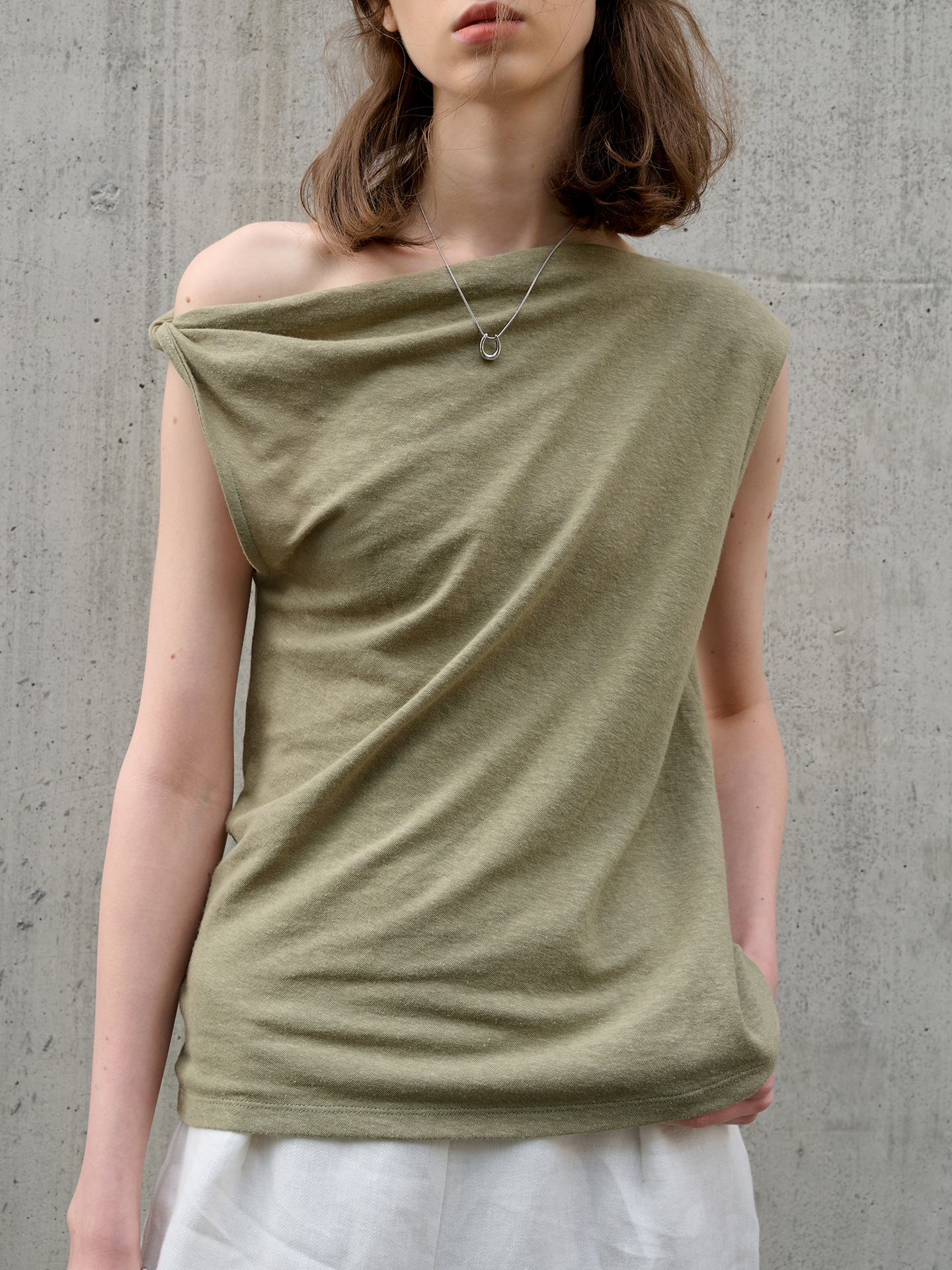 不規則な一字露肩亜麻tシャツ女性夏高級デザイン感袖なし上着修身綿麻ニットベスト