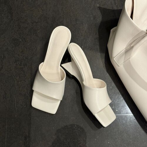 French retro square-headed women's slippers 2025 summer new style fashionable, comfortable and fashionable one-word sandals for women