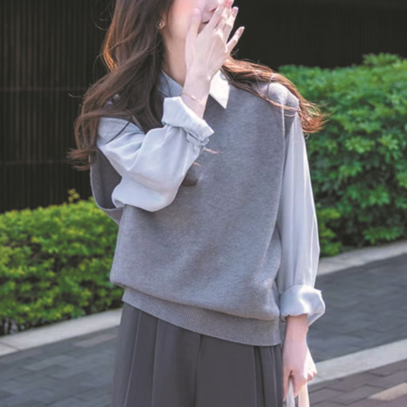 Velvet knitted sweater with a round collar