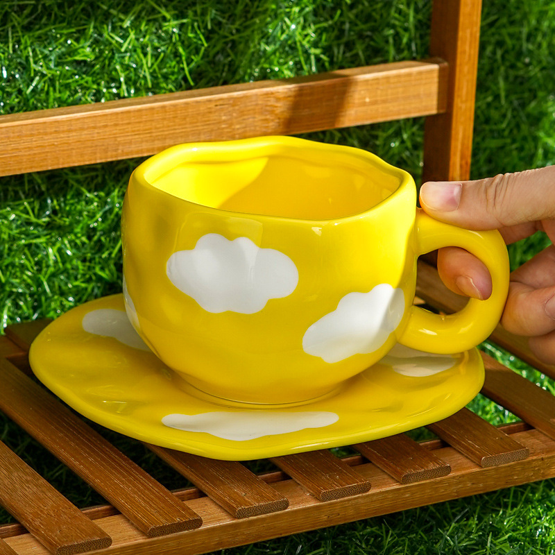 Hermoso conjunto de tazas de café y platos Regalos comerciales Irregulares tazas de desayuno transfronterizas de cerámica Pastoral pintada a mano esmaltada