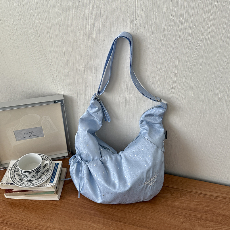 Bolso Bandolera Tipo Cuerno con Pliegues y Lunares de Nailon con Cremallera