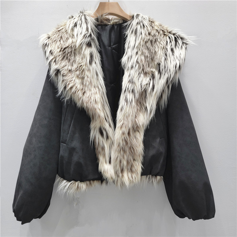 El diseño imita la piel de visón con una solapa larga y suelta, chaqueta corta para mujeres en invierno de 2025 nueva ropa de algodón con cuello de lana cálido.