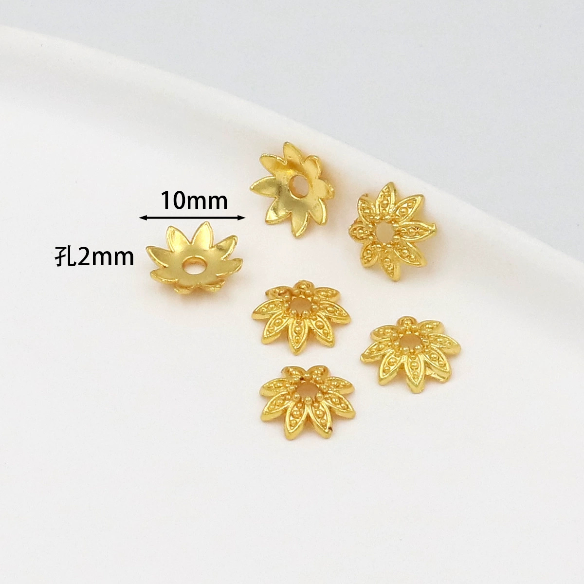 Suministro directo de fábrica 18 quilates de flores huecas de oro real, protección del color de oro DIY, tapas de flores con cuentas hechas a mano, accesorios con cuentas C16