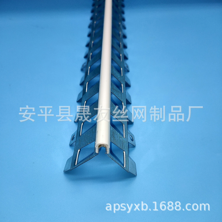 本公司主要出产各种规格  型号的金属护角网，出口异形金属护角条