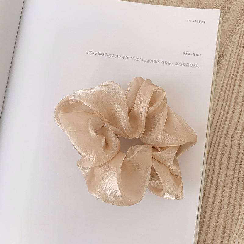 진주 빛 새틴 샴페인