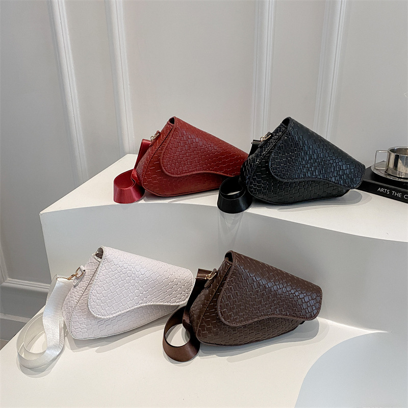 2025 primavera y verano trenzado bolsa de moda silla de montar este año bolsos populares bolsos simples y elegantes bolsos de hombro