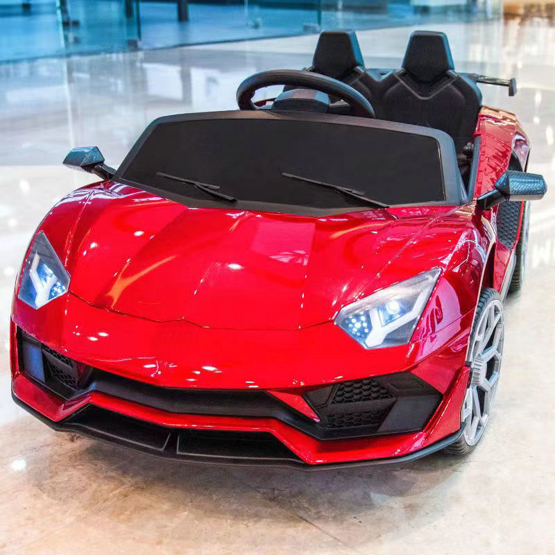 Coche eléctrico para niños con control remoto coche de juguete de cuatro ruedas puede sentarse hombre y mujer bebé columpio batería coche al por mayor