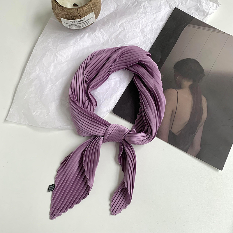 Pañuelo de seda de alta calidad nuevo estilo de color sólido arrugado bufanda de seda para mujer bufanda en forma de diamante versión coreana de la bufanda de seda de imitación pequeña bufanda en la cabeza banda para el cabello