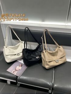 Capacious shoulder bag, minimalistic underarm bag, one-shoulder bag, Chanel style