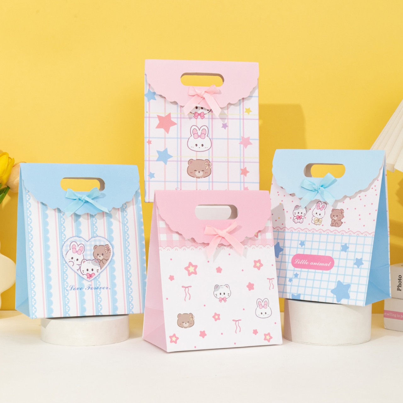 Bolsos de arco de dibujos animados con tapa plegable, bolsas de regalo de cartón blanco, bolsas de regalo de cumpleaños para niños