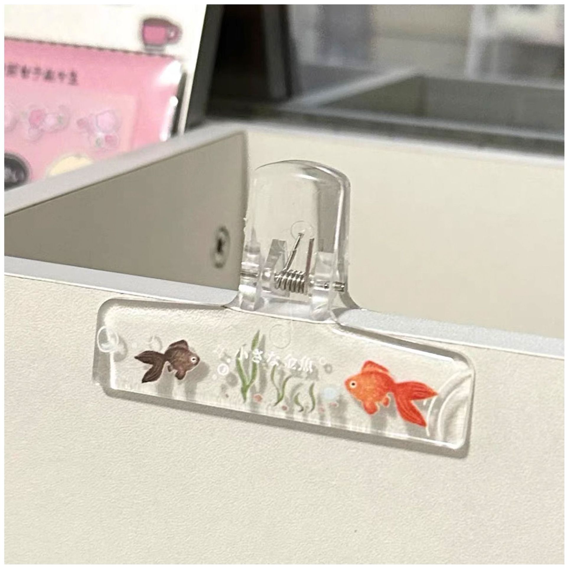 Clip de cola larga de pez dorado de verano Libro de estudiante de acrílico transparente Cuenta manual Fijador de partitura de piano Clip de recibo de archivo