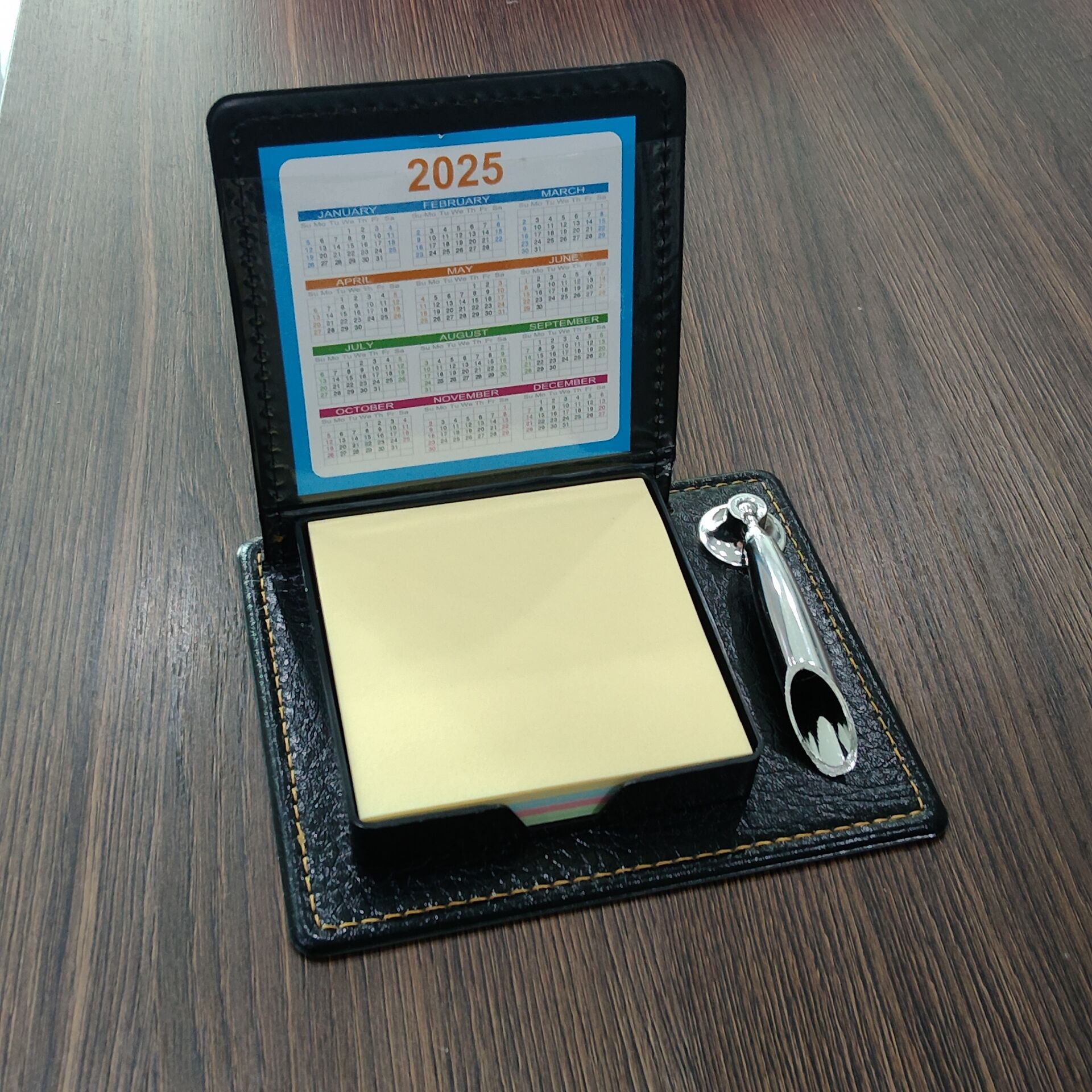 4가지 색상의 펜 홀더가 포함된 가죽 케이스