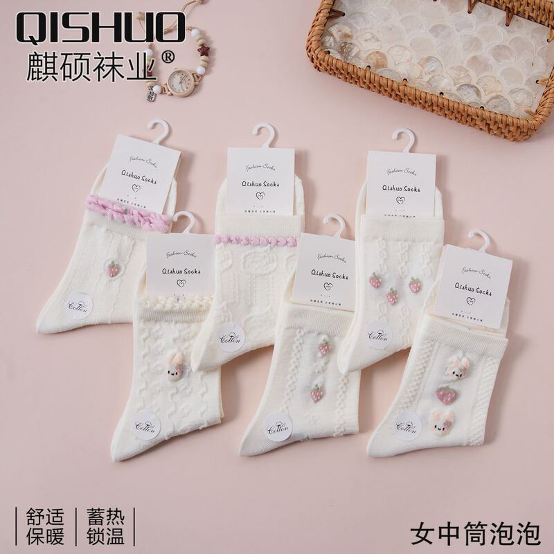 New autumn and winter styles for women: Korean and Japanese-inspired, fresh and delicate mid-calf socks, creamy white Lolita socks, and sporty, preppy-style lace socks