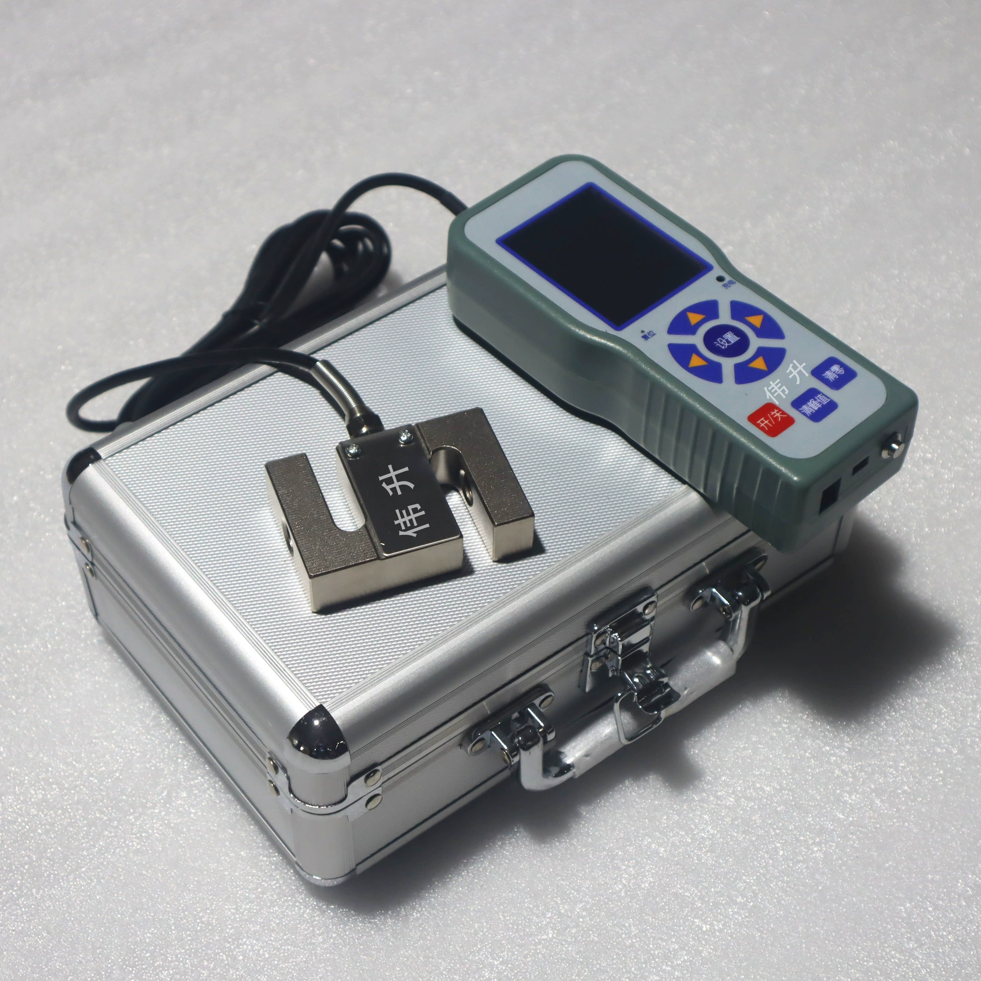 Цифровой тензиометр S-типа можно быстро установить в испытательное приспособление через ушки, крючки или фланцы.