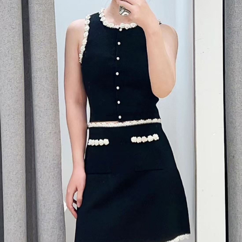 S Family 2025 French Elegant Women's Sleeveless Simple Round Neck Slim-Fit Slimming Lace Trim Sweater Top Vest S Family 2025 French Elegant Women's Sleeveless Simple Round Neck Slim-Fit Slimming Lace Trim Sweater Top Vest