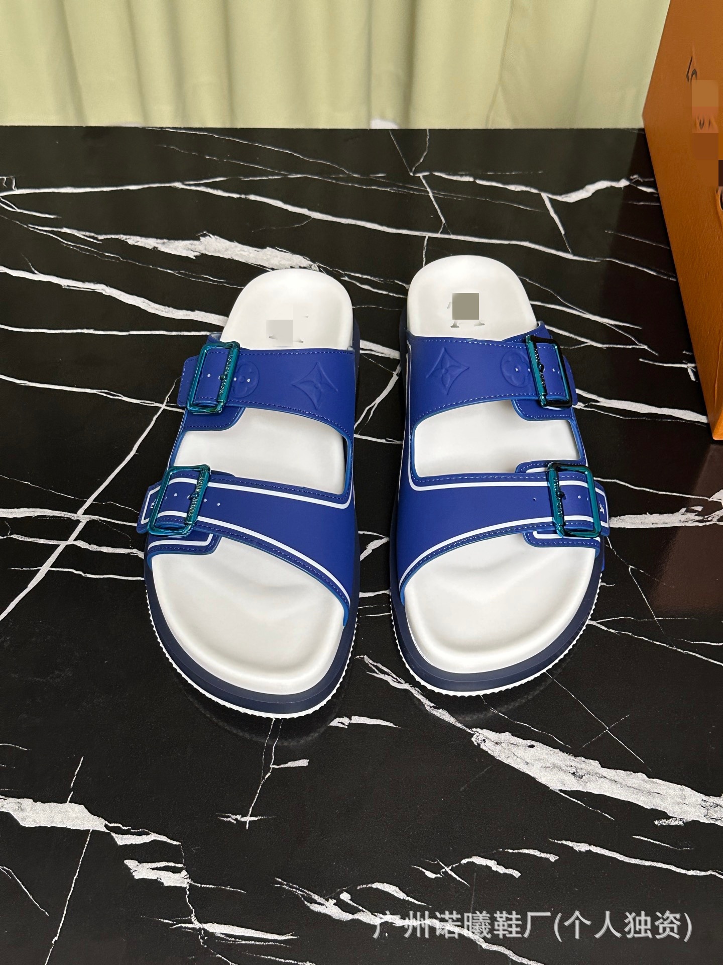 Zapatillas de moda para hombres con suela suave cómodas para usar zapatos de playa de cuero originales caja original de lujo marca de moda de doble cinturón de moda casual image 17