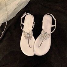 现货苏茵茵同款水钻蝴蝶扣夹趾人字平底凉鞋女夏季小香风罗马女鞋