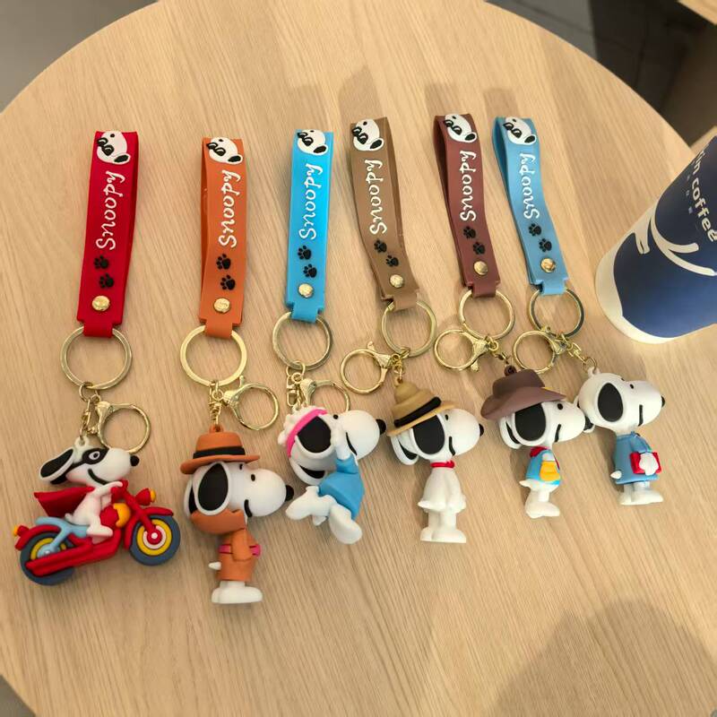 Creative Snoopy Charlie Keychain Cartoon Car Keychain Bag Pendant Cute Epoxy Doll Small Gift
