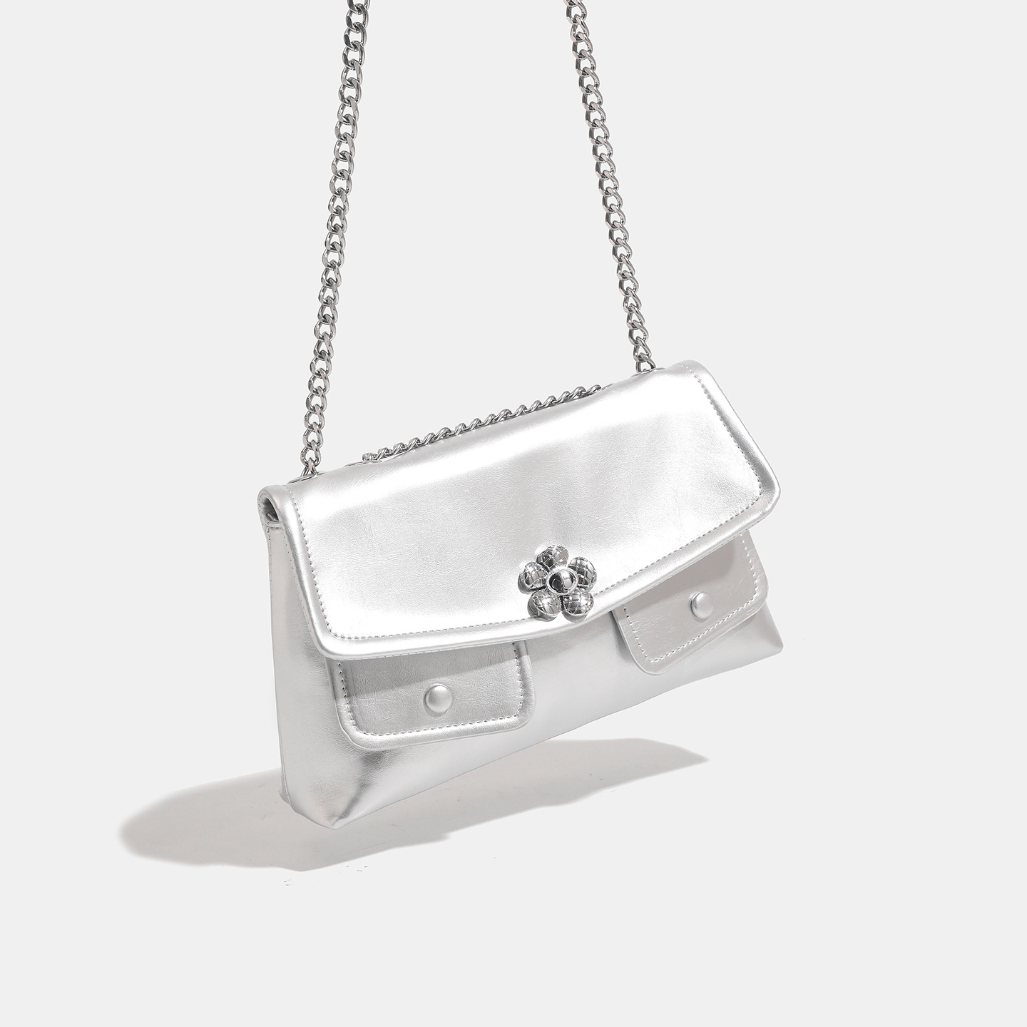 Trendy dames schoudertas met ketting en bloemvormige sluiting_voghion.com