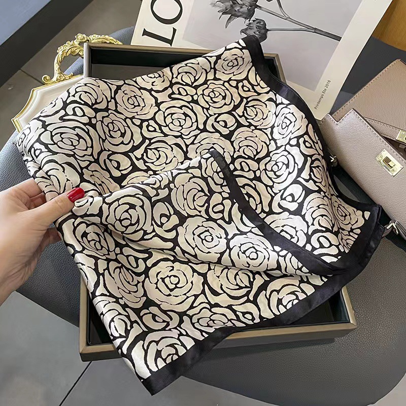 Accesorio de pañuelo cuadrado pequeño de 70 cm, versátil para primavera y otoño, con diseño de camelias en blanco y negro, pañuelo para el cuello para mujer, pañuelo de seda estampado al por mayor.