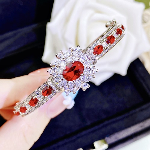 Luxury Light Luxury Sense Flower Clasp Bracelet, Versatile Retro Diamond-Impregnated Imitation Natural pigeon blood gemstone gemstone bracelet for women