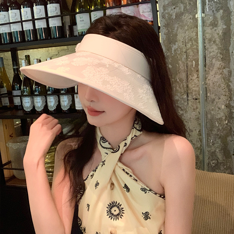 Silk sun hat solar-powered