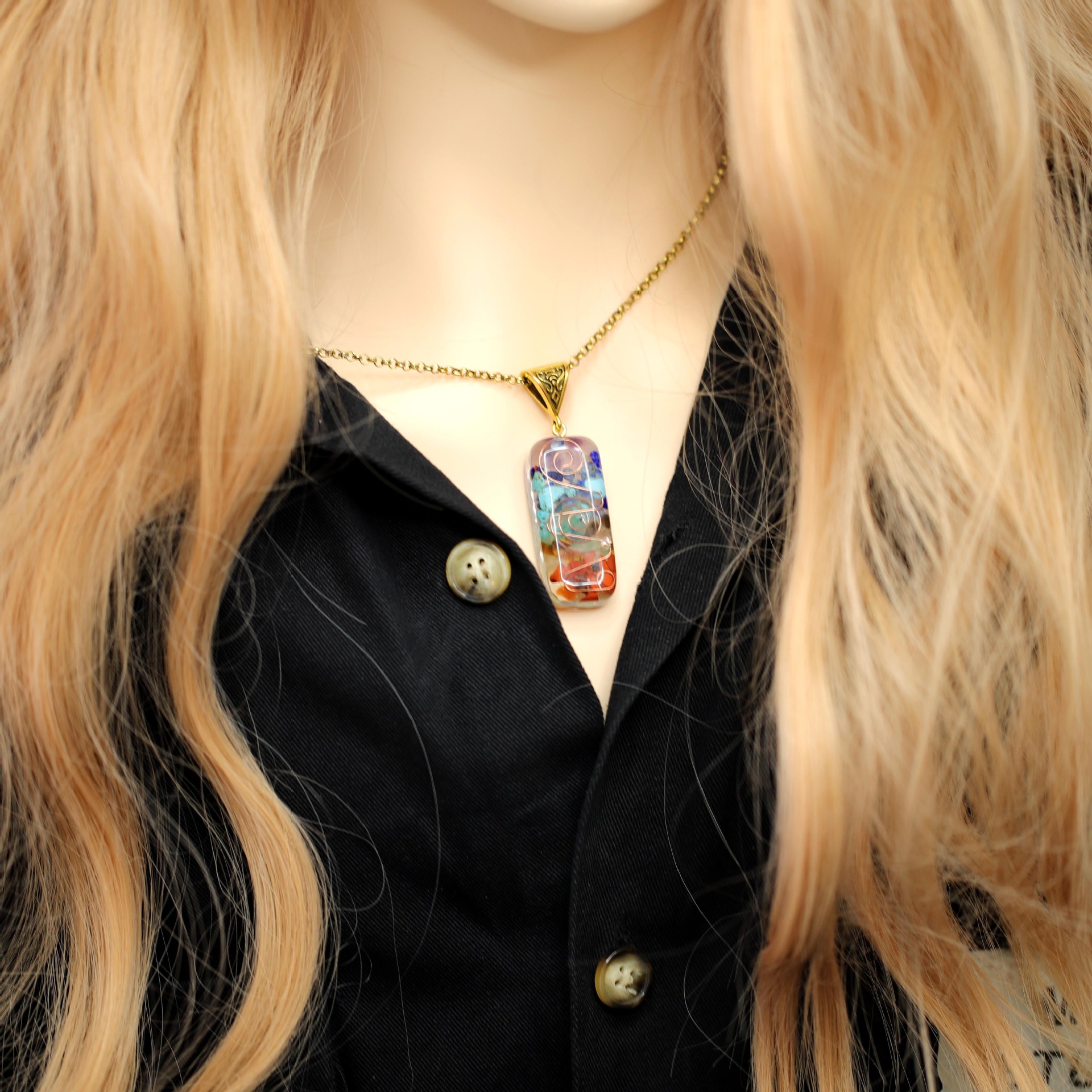 Colorido collar de grava de piedra natural resina pegamento envuelto colgante de piedra natural fábrica DIY accesorios de la joyería colgante