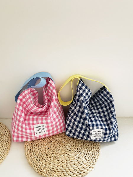 Capacious shoulder bag
