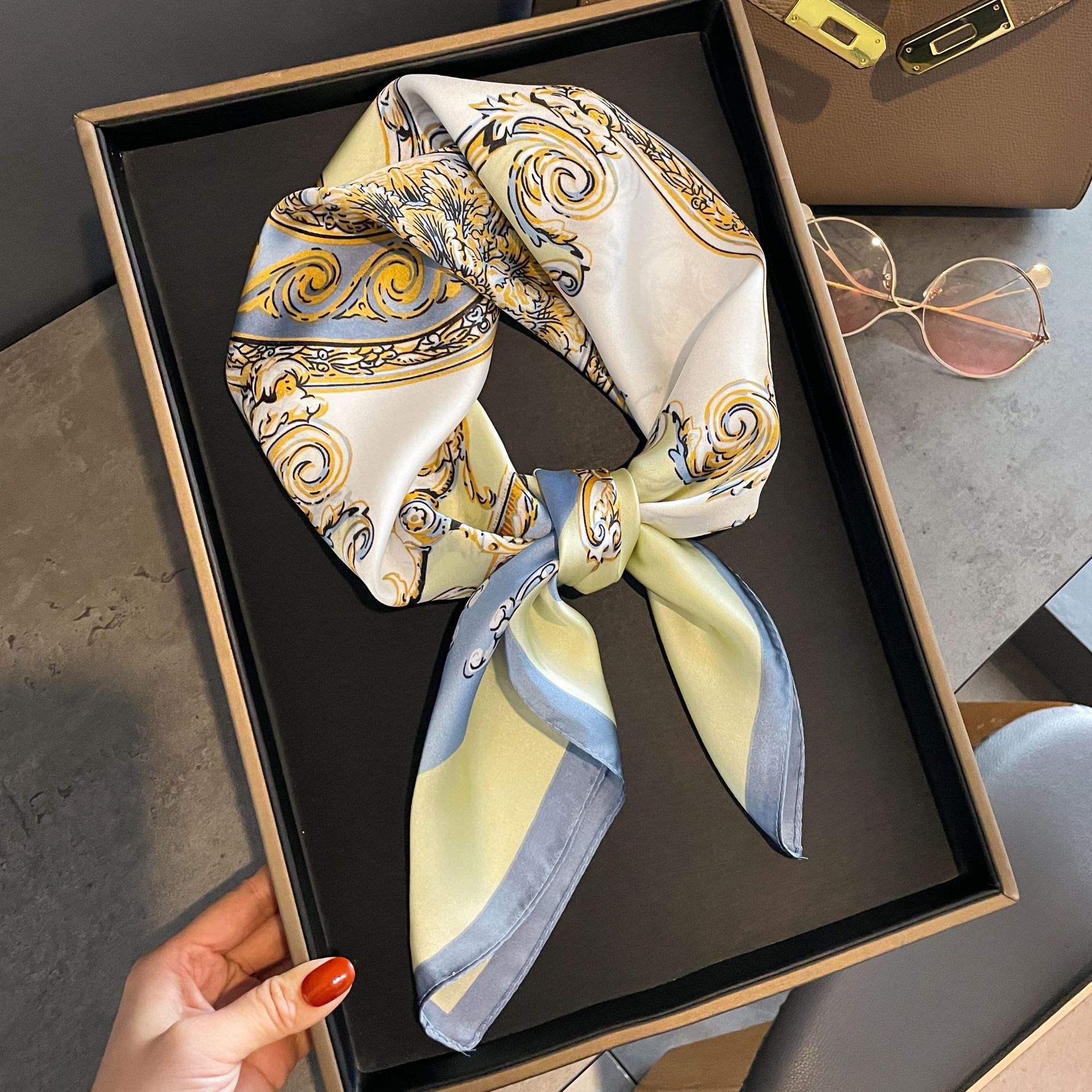 70cm pequeña toalla cuadrada primavera y otoño universal sensación de alto nivel de seda simulación bufandas de seda para mujeres con camisa de decoración profesional bufandas de cuello