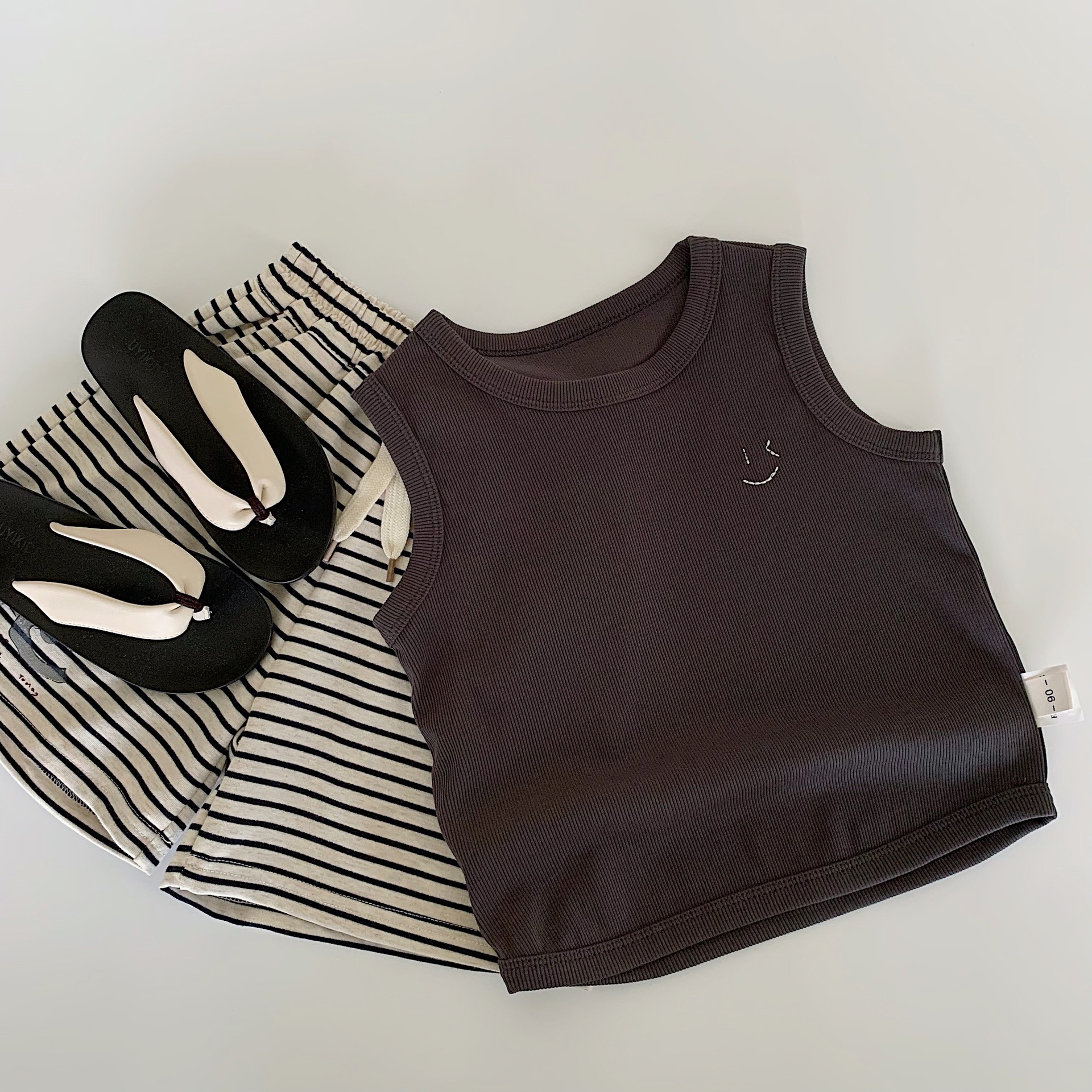 Chaleco sin mangas de verano para niños Maibao 2025 nuevo estilo coreano para niños y niñas color puro estilo occidental ropa de verano