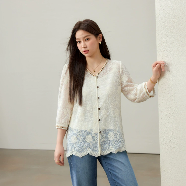 [Элегантная рубашка с v-образным вырезом и кружевной тесьмой в литературном стиле] Тонкая и красивая женская одежда больших размеров, толстая мм 2025, летний новый стиль