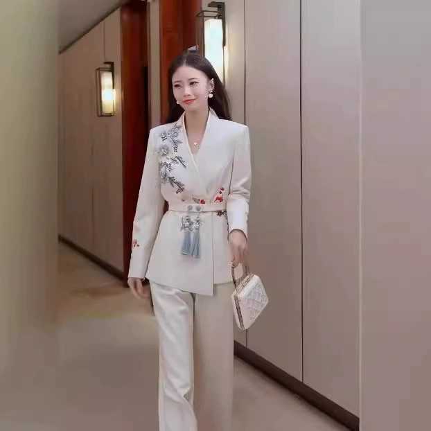 Ара сильная женская одежда на рабочем месте