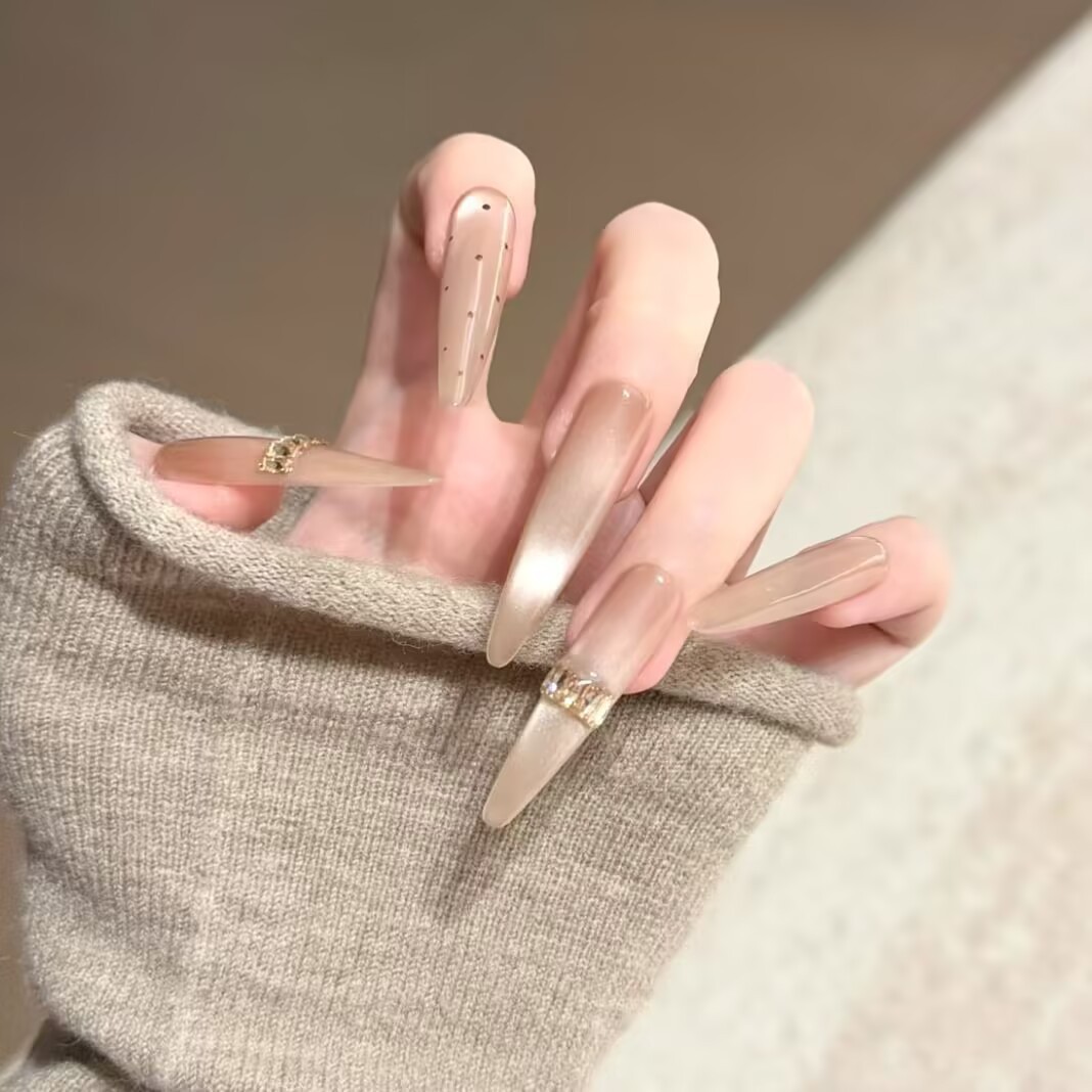 Uñas postizas francesas con diseño floral dorado, estilo ojo de gato, cortas y desmontables, producto de alta gama para arte de uñas 2026.