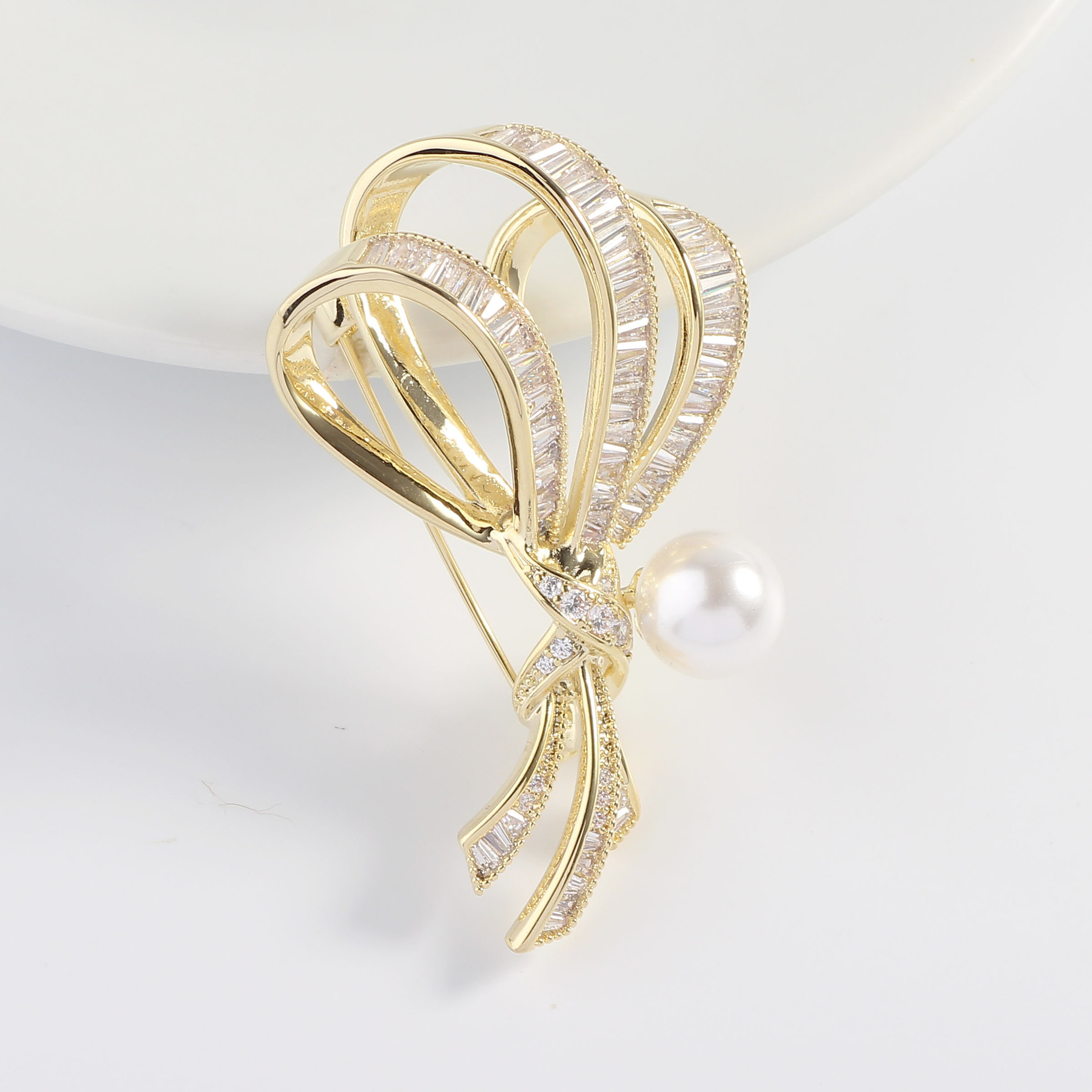 Fashionable brooch with bow