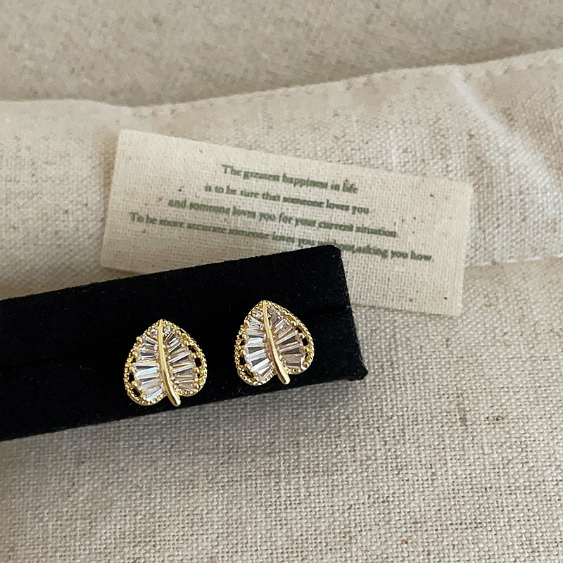 Pendientes de botón con circonita y perla para mujer elegante_voghion.com
