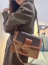 �Hϵ�и߼���Ů���ü��ϻ�оƬ��С����朗l�ٴ�μ�б���Ů����