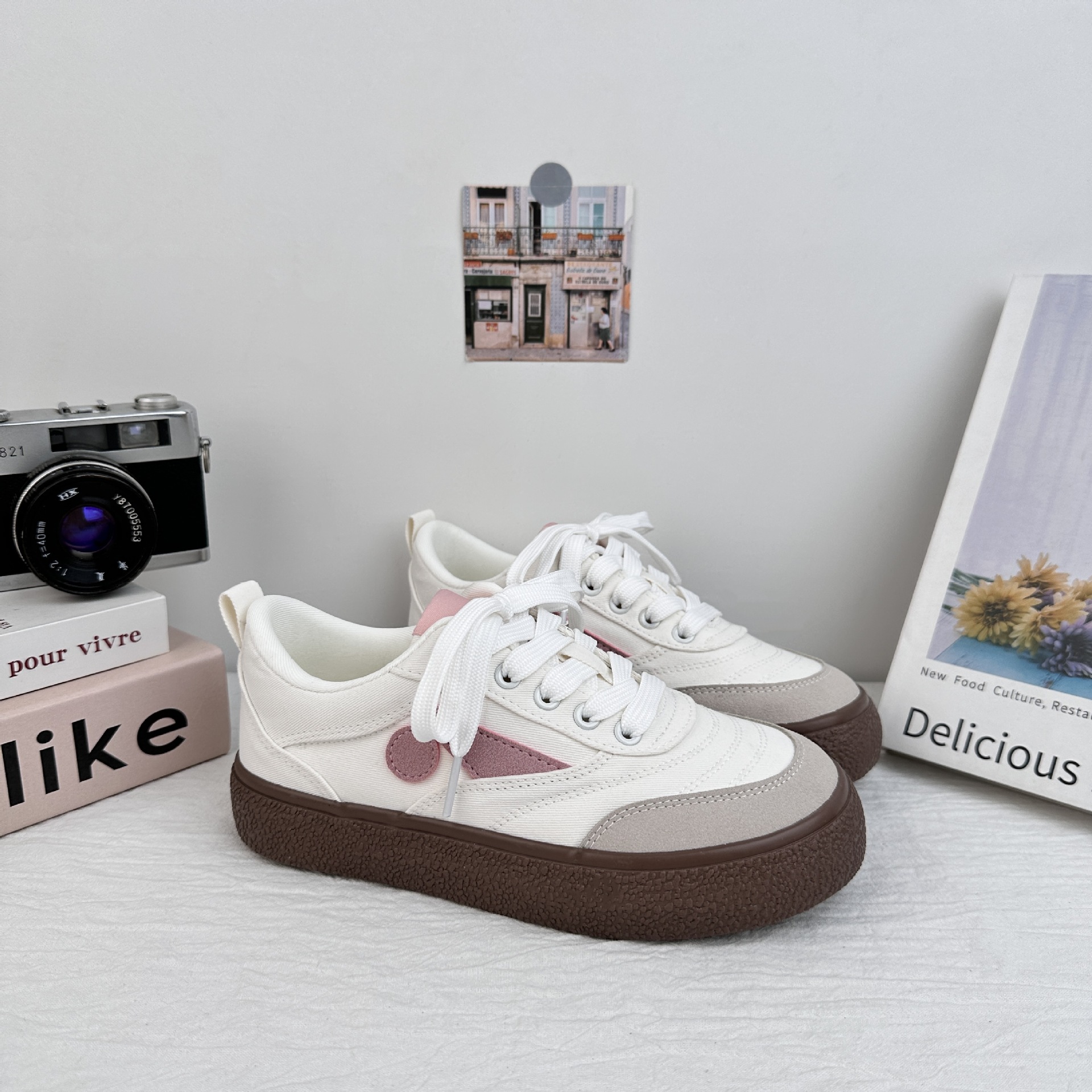 Zapatos de skate casuales de fondo grueso para mujeres 2025 nuevos estudiantes de verano zapatos blancos de nicho zapatos de lona