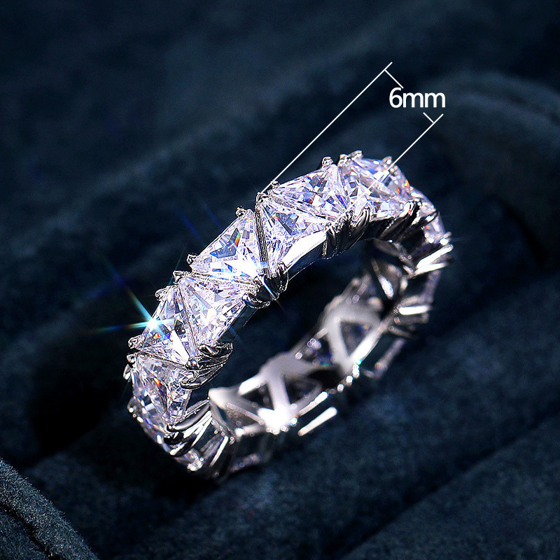 Anello regalo creativo con cerchio completo e fila singola a triangolo e zircone_voghion.com