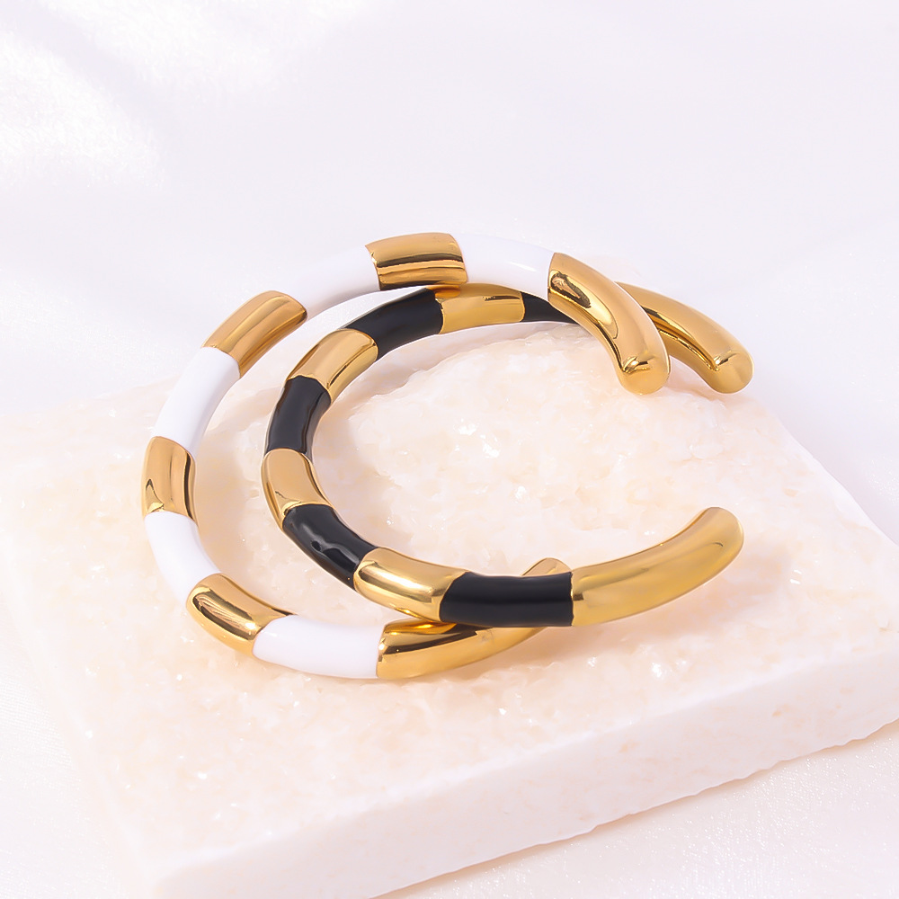 Lujo ligero, temperamento de alta calidad, pulsera de acero de titanio, apertura, diseño de nicho, sentido de alta calidad, joyería de aceite de gota de oro en blanco y negro