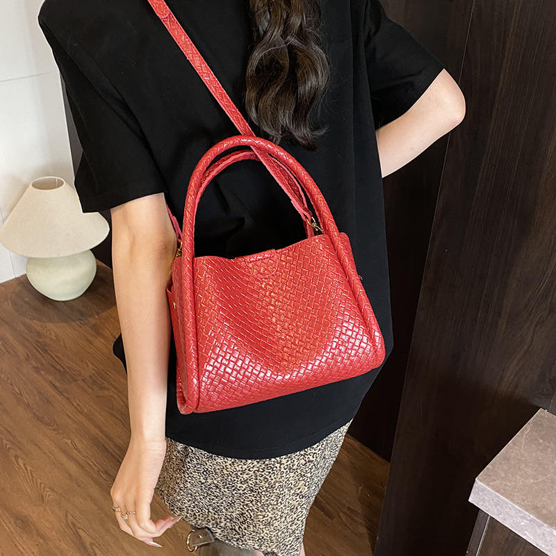 Bolso de moda coreano 2025 verano nuevo bolso femenino casual tejido bolso de hombro neto el mismo estilo bolso de mensajero marea
