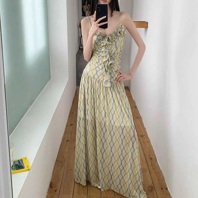 Женское платье с цветочным принтом, элегантными рюшами и бретелями в стиле французского курортного дизайна, 2025 год.