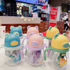 嬰幼兒卡通小熊吸管杯寶寶學飲杯便攜帶手柄背繩帶刻度兒童水杯