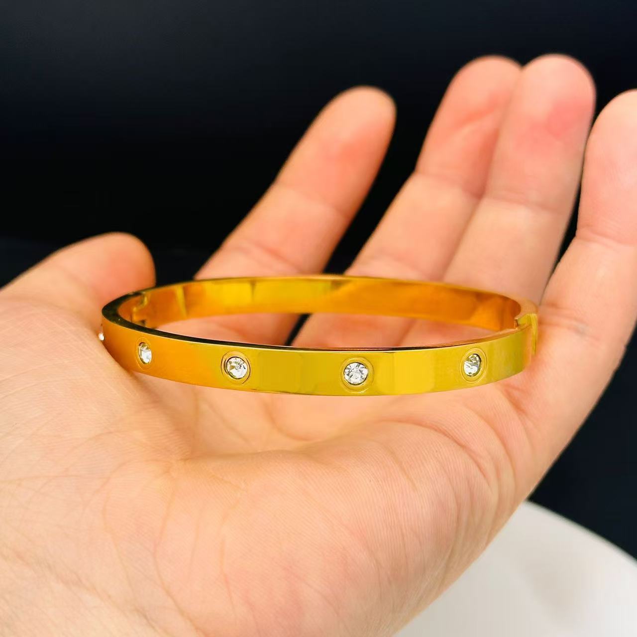 Moda transfronteriza estilo explosivo simple y generoso lujo ligero moda de alta gama con incrustaciones de 10 diamantes titanio acero para hombres y mujeres pulsera de pareja