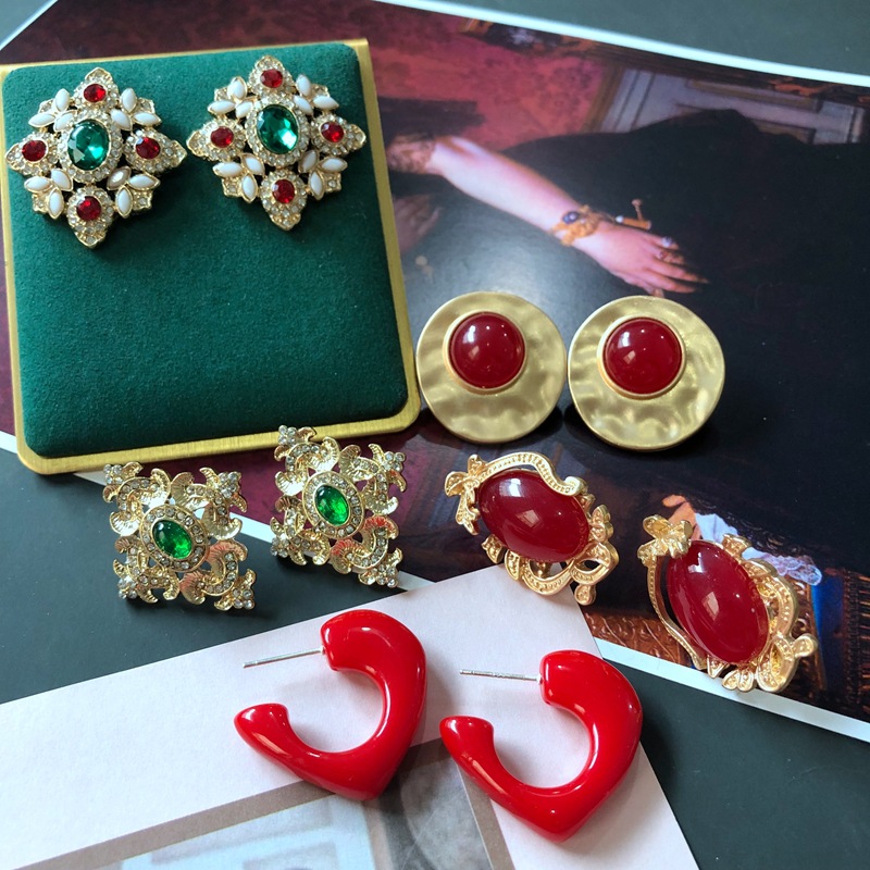 Chinese Red Resin Gem Medieval Palace Earrings display picture 1