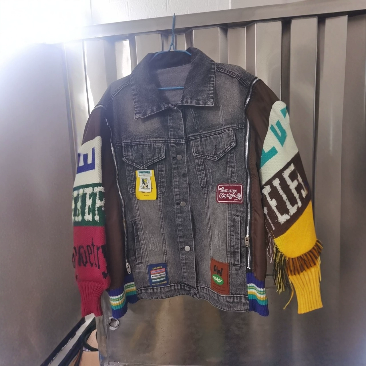 Джинсовая куртка осень 2022 новый трикотажный буквенные рукава, сшитый свободный профиль с бахромами, модный прилив топ женский