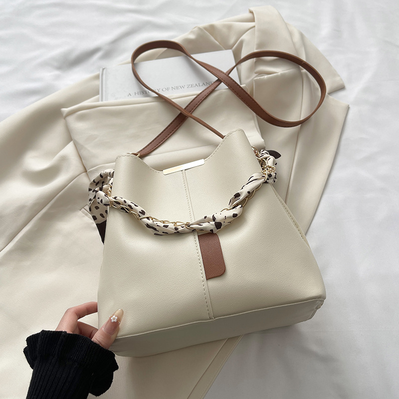 Bolsa de cubo de moda versátil de color sólido alta sensación de bolso de brazo popular ins2026 bolso de gran capacidad de transporte